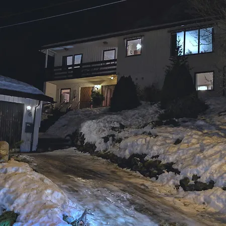 Hillside Top-row Apartment, Stunning Views * Tromsø