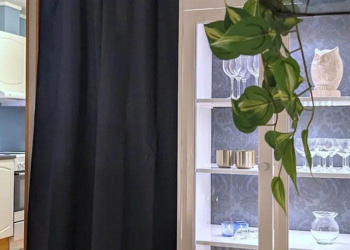 Hillside Top-row Apartment, Stunning Views